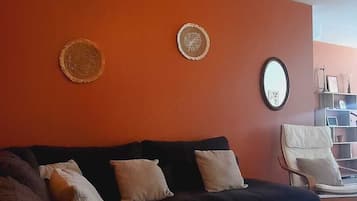 Smart TV, books, stereo