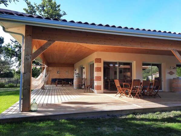 Outdoor dining - Vrbo Property (Talais)