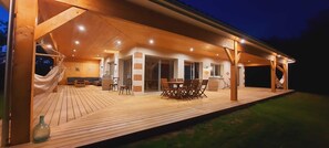 Outdoor dining - Vrbo Property (Talais)