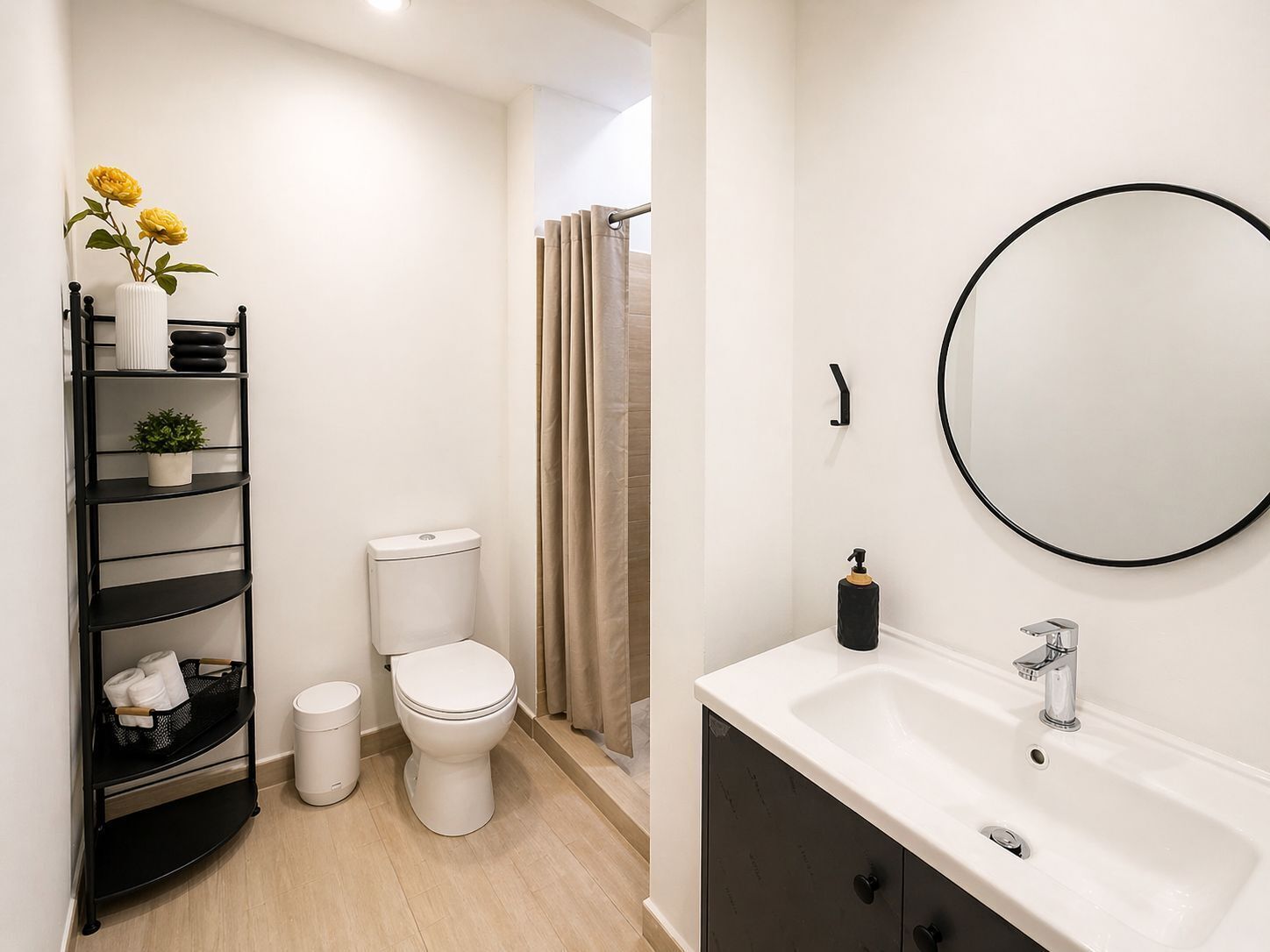 Classic Quadruple Room | Bathroom