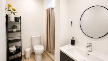 Classic Quadruple Room | Bathroom
