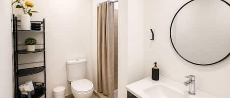 Classic Quadruple Room | Bathroom