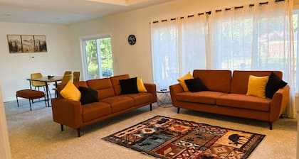 3-bedroom new house with sauna, hot-tub & river access in Forks