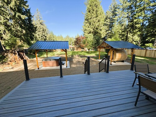 3-bedroom new house with sauna, hot-tub & river access in Forks