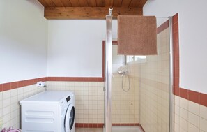 Shower, hair dryer - Gorgeous home in Feltre with house a mountain view (Feltre)