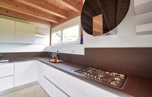 Réfrigérateur, micro-ondes, plaque de cuisson, lave-vaisselle