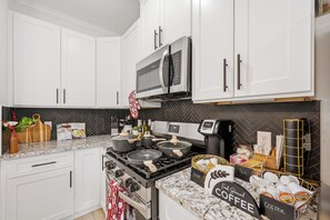 Geladeira, micro-ondas, cooktop, lava-louças