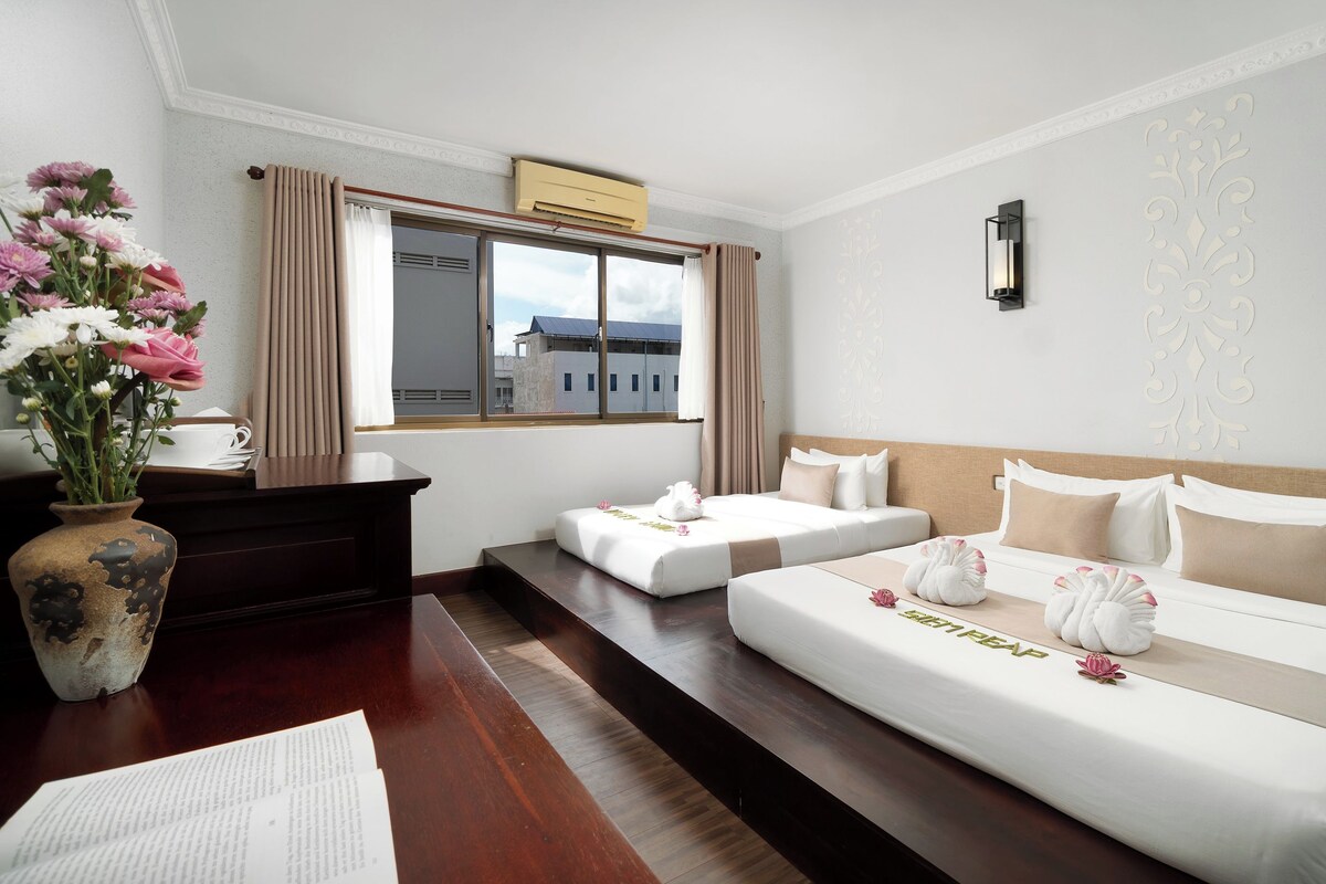 Family Room, City View | Bar mini, peti besi dalam bilik, meja, ruang kerja komputer riba 