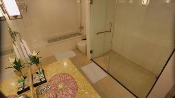 Executive suite, balkon, uitzicht op zwembad | Badkamer | Gratis toiletartikelen, een haardroger, badjassen, pantoffels