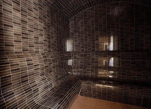 Salas de tratamiento para parejas, sauna y tina de hidromasaje 