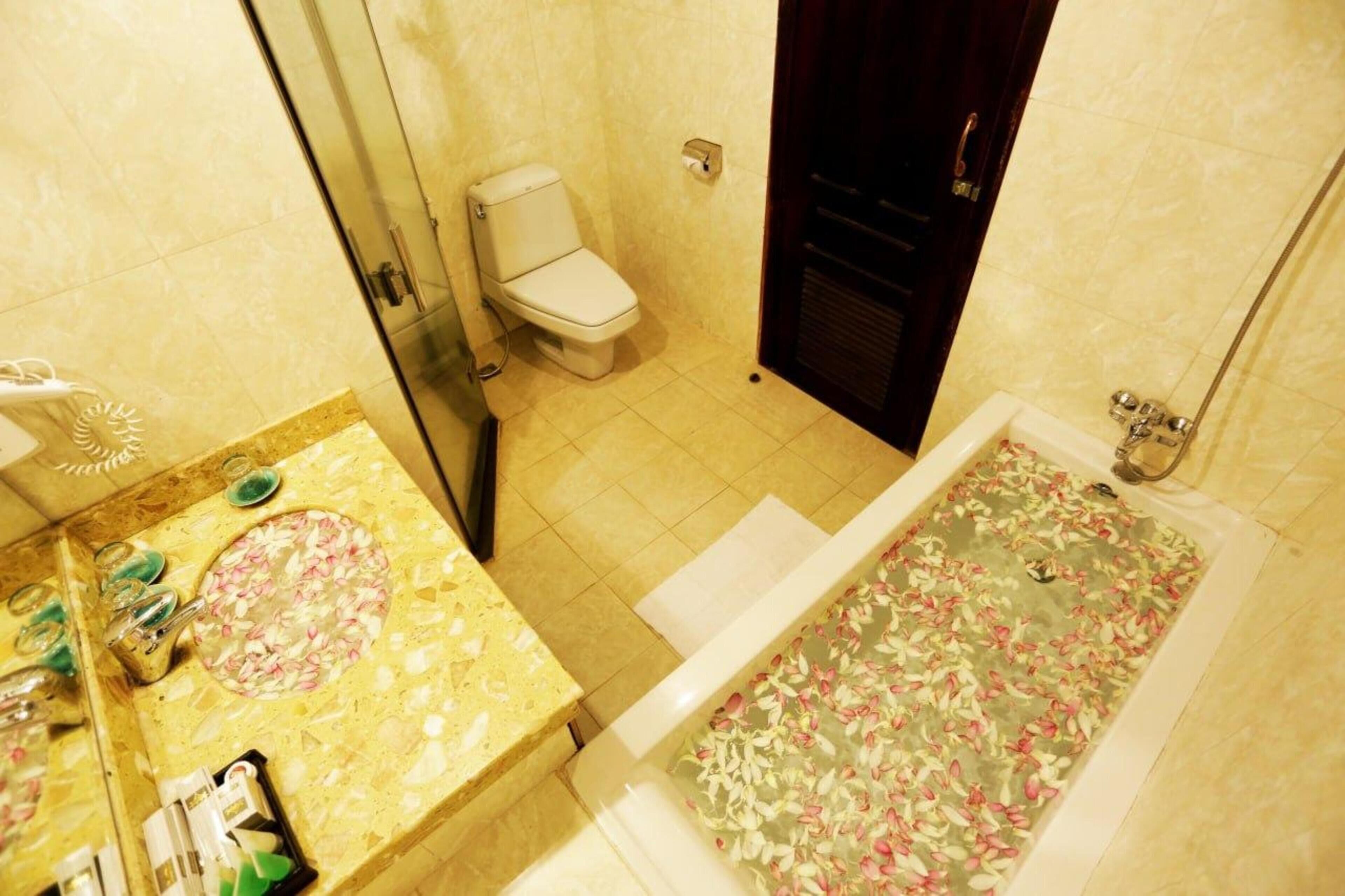 Superior Double or Twin Room, City View | Bathroom | Free toiletries, hair dryer, bathrobes, slippers