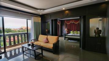 Suite Exécutive, balcon, vue piscine | Intérieur