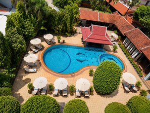 Kolam renang outdoor, dengan payung kolam renang dan kursi berjemur