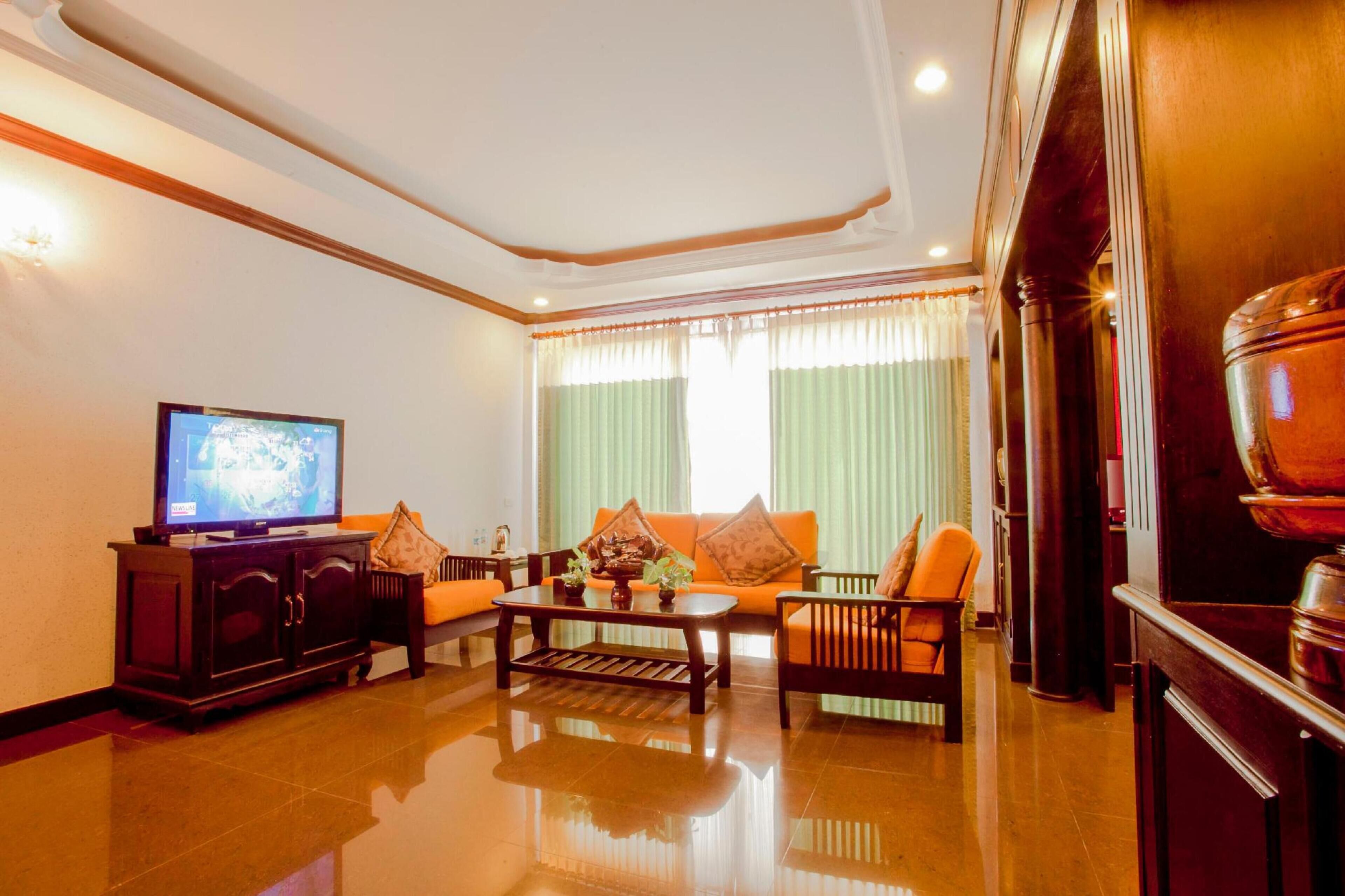 Executive Suite, Balcony, Pool View | Living area