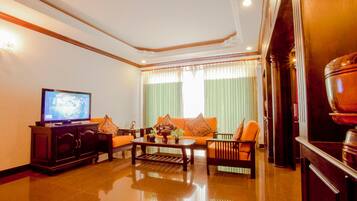 Executive Suite, Balcony, Pool View | Living area