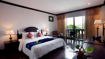 Chambre Deluxe Double ou avec lits jumeaux, balcon, vue piscine | Coffres-forts dans les chambres, bureau