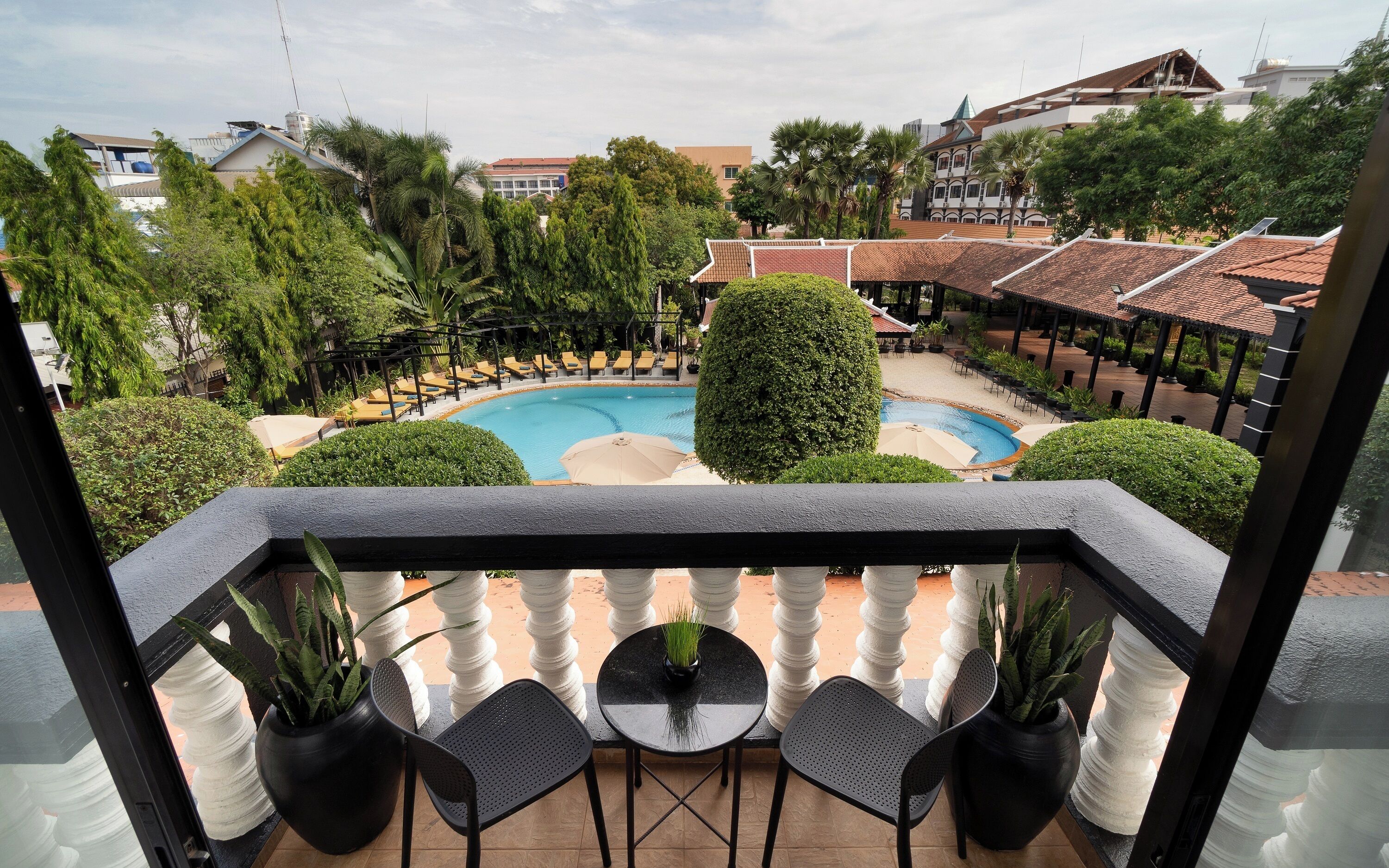 Habitación familiar, balcón, vistas a la piscina | Vistas del balcón
