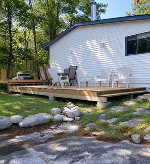 Outdoor dining - Calm Tea Lake Waterfront | Swim, Relax & Explore (Severn)