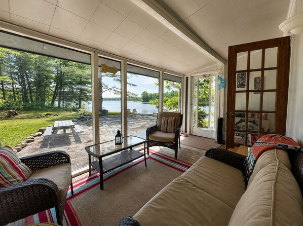 Living area - Calm Tea Lake Waterfront | Swim, Relax & Explore (Severn)