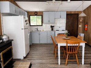 Private kitchen - Calm Tea Lake Waterfront | Swim, Relax & Explore (Severn)