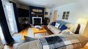 A living room with a sofa, a coffee table, a fireplace, and a television. - Uncas by Avantstay Indoor Heated Pool + Rec Lounge Skiing + Hiking + Rafting (North Creek)