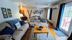 A cozy living room with a sofa set, a coffee table, and a TV. - Uncas by Avantstay Indoor Heated Pool + Rec Lounge Skiing + Hiking + Rafting (North Creek)