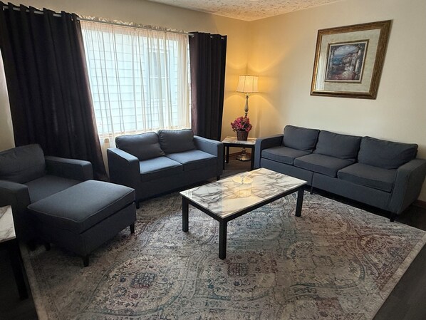 Living area - Relaxing 3-bedroom apartment minutes from beautiful Niagara Falls with AC (Niagara Falls)