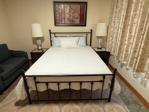 Room - Relaxing 3-bedroom apartment minutes from beautiful Niagara Falls with AC (Niagara Falls)