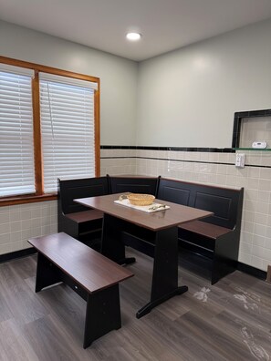 Dining - Relaxing 3-bedroom apartment minutes from beautiful Niagara Falls with AC (Niagara Falls)