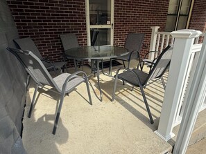 Outdoor dining - Relaxing 3-bedroom apartment minutes from beautiful Niagara Falls with AC (Niagara Falls)