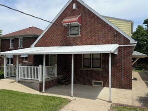 Exterior - Relaxing 3-bedroom apartment minutes from beautiful Niagara Falls with AC (Niagara Falls)