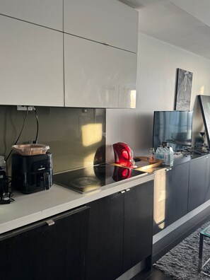 Frigorifero con congelatore, microonde, forno, piano cottura