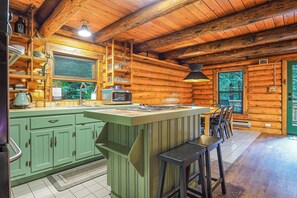 Wasserkocher mit Kaffee-/Teezubehör, Kühlschrank, Mikrowelle, Ofen