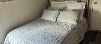 Cozy 1-bedroom Tiny Home in tranquil Dublin with AC