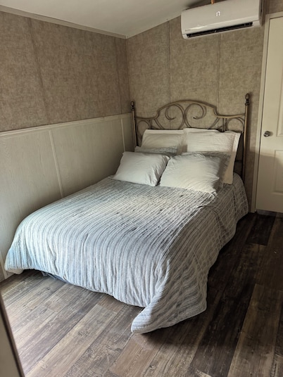 Cozy 1-bedroom Tiny Home in tranquil Dublin with AC