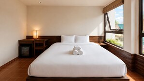 A hotel room with a bed, a nightstand, a lamp, and a window with a view. - Cam Ly The Boutique (Cam Ly - Da Lat)