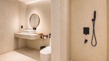 Kamar Double Premium | Kamar mandi | Bathtub dan shower terpisah dan perlengkapan mandi gratis