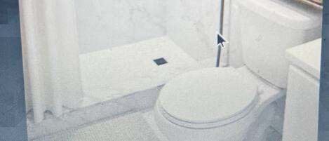 Een haardroger, handdoeken, zeep, toiletpapier