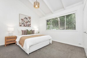 Room - 'The Copa' - spacious retreat near beach for up to ten! (Copacabana)