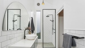 Dusj, hårføner, håndklær og såpe