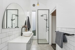 Bathroom - 'The Copa' - spacious retreat near beach for up to ten! (Copacabana)