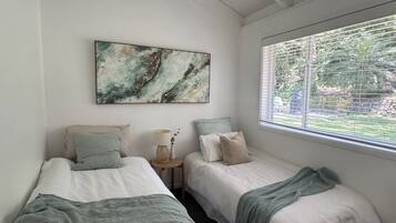 Iron/ironing board, Internet, bed sheets