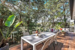 Outdoor dining - 'The Copa' - spacious retreat near beach for up to ten! (Copacabana)