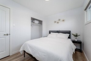 Zimmersafe, Schreibtisch, Reisekinderbett, WLAN