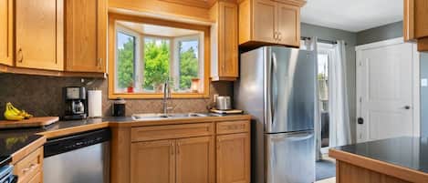 Coffee/tea maker, fridge, microwave, stovetop