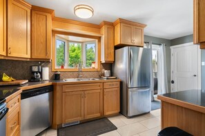 Fridge, microwave, stovetop, dishwasher - Cozy family House  4 BED ROOMS 4 QUEEN BED PLUS kids play Room large yard new AC (Calgary)