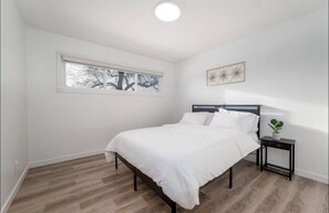 In-room safe, desk, travel cot, WiFi - Cozy family House  4 BED ROOMS 4 QUEEN BED PLUS kids play Room large yard new AC (Calgary)