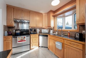 Geladeira, micro-ondas, cooktop, lava-louças