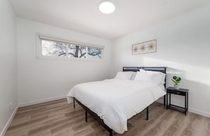 4 Schlafzimmer, Zimmersafe, Schreibtisch, Reisekinderbett