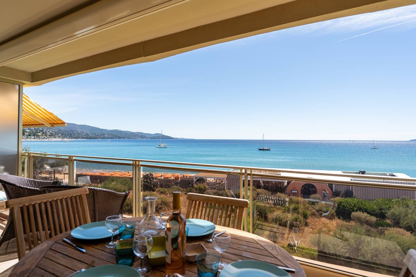 Tavola imbandita con vista sul mare e sulle imbarcazioni.